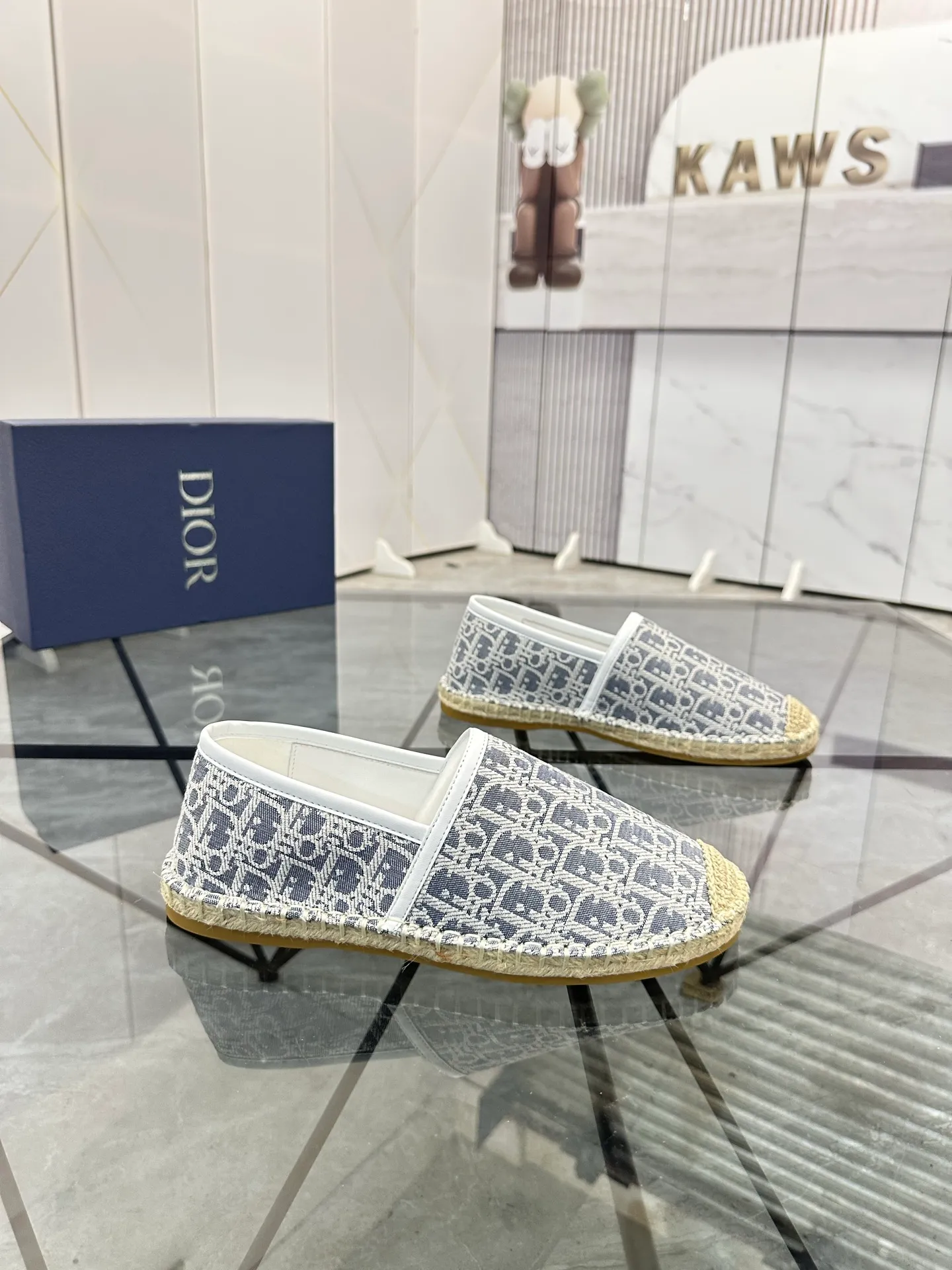 Men's shoes for sale 💰: 💰P400¥ Product trademark: Dior* "Dior*" low-top fisherman's shoes Regular size: 38-44 (can be customized to 37.45) Product materials: imported cowhide leather upper spliced ​​with original fabric, sheepskin lining, original outsole. Number: 1023